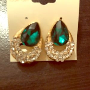 Emerald green teardrop and gold earrings clip on’s